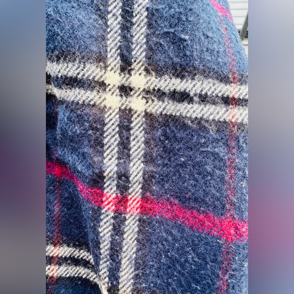 Burberry Vintage Navy, Cream & Red color Nova Check Wool Scarf. Unisex - Picture 8 of 9